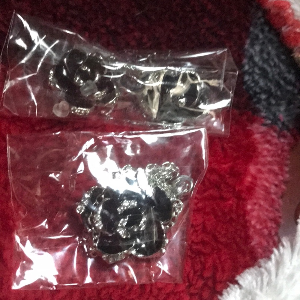 Black rose Diamond necklace with earrings!!!
